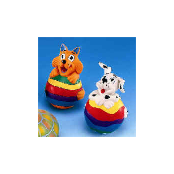 Pies lub kot na piłce z piszczałką